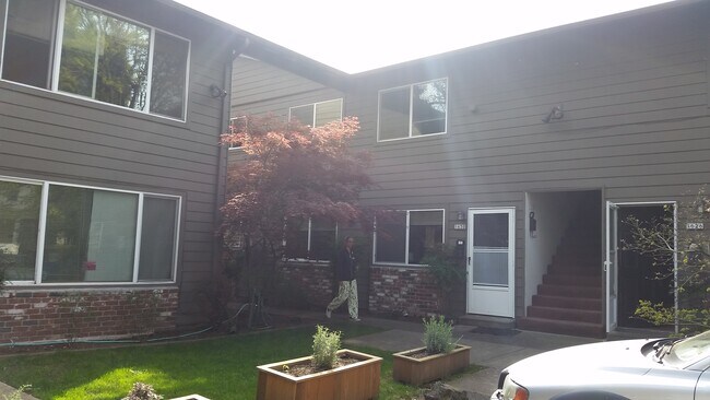 cozy 10 plex community - 1630 SE Ash St