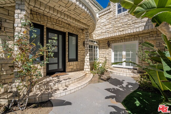 Building Photo - 2387 Stratford Cir