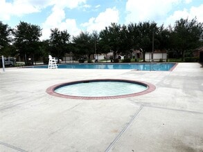 Building Photo - 707 New Pines Dr