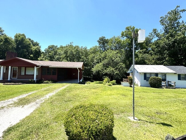 Building Photo - Convenient 3BR Home with Water & Lawn Care Included
