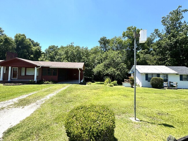 Foto del edificio - Convenient 3BR Home with Water & Lawn Care Included