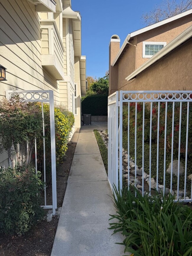 Foto del edificio - 3 Bedroom spacious home in Irvine (Northwood Glen)