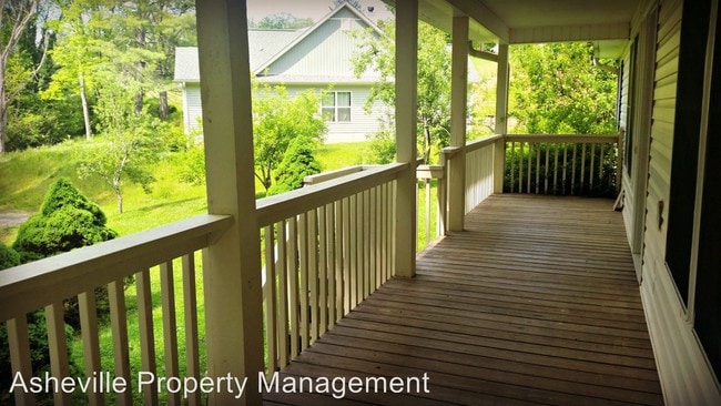 Building Photo - 3 br, 2 bath House - 9 Oakwood Dr.
