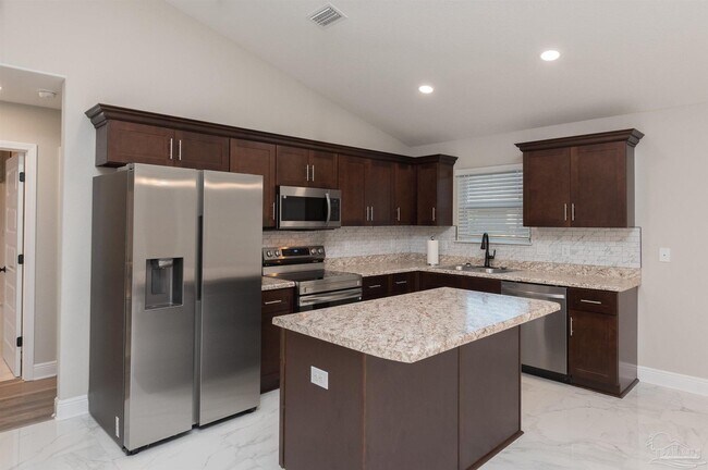 Foto del edificio - 8570 Stockdale Ave