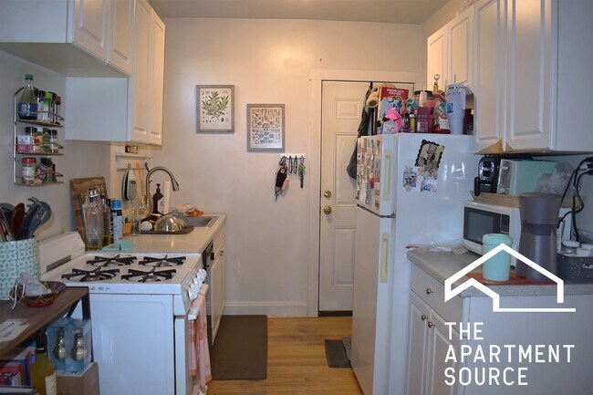 Building Photo - 3843 N Greenview Ave