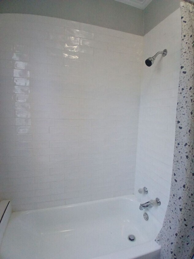 Foto principal - Welcome home to this thoughtfully renovated 3-bedroom, 1-bath - Open To Section 8