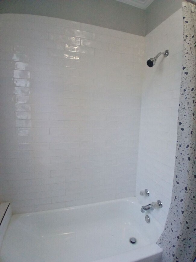 Foto del edificio - Thoughtfully Renovated 3-Bedroom, 1-Bath | Open to Section 8