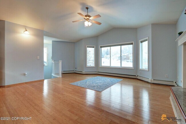 Foto del edificio - BEAUTIFUL, FULLY UPDATED SINGLE FAMILY HOM...