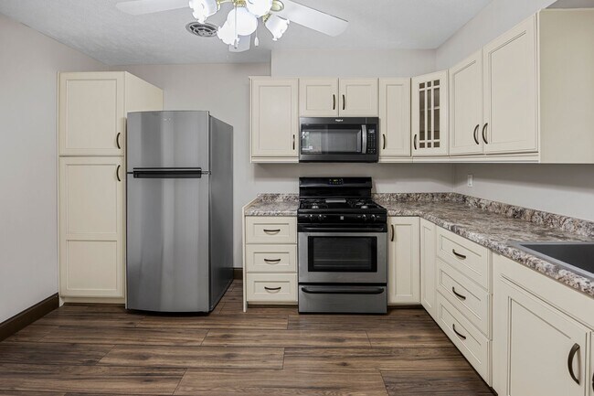 Foto del edificio - 3 Bedroom 2 Bath 2 Stall Garage Urbandale