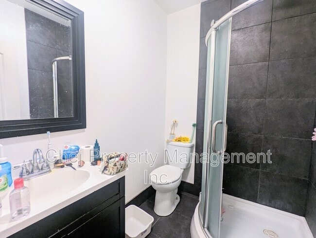 Photo du bâtiment - 7542-7580 80 Ave NW