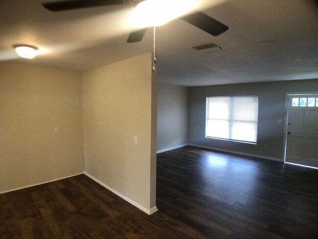 Foto del edificio - 3 bedroom one bath handy cap equipped