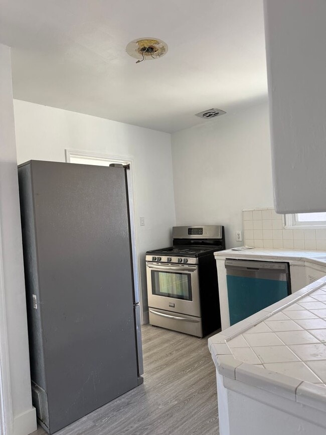 Building Photo - Van Nuys, 2br -1ba HOME