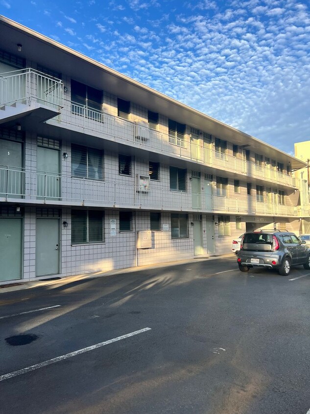 Primary Photo - Makiki 1 Bedroom 1 Bath Available Now!