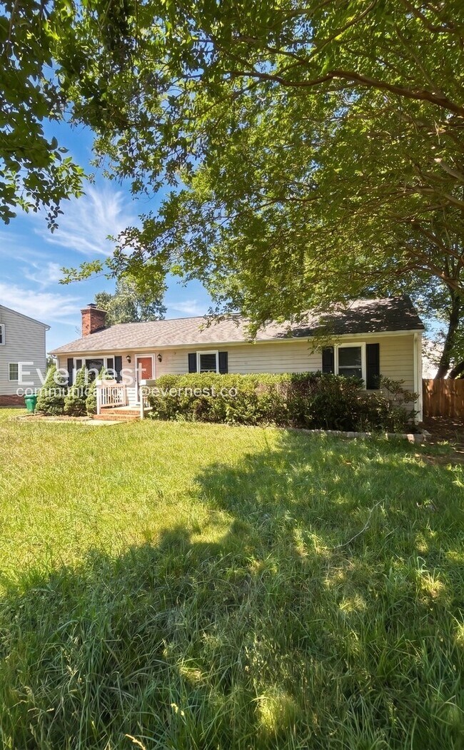 Building Photo - 3 Bed, 2 Bath Home with Fenced Yard / Available Now!