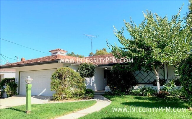 Building Photo - Entertainer's Dream Home with Canyon Views