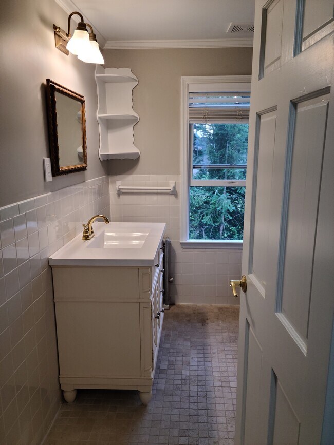 Bathroom - 14 Raymond Ct