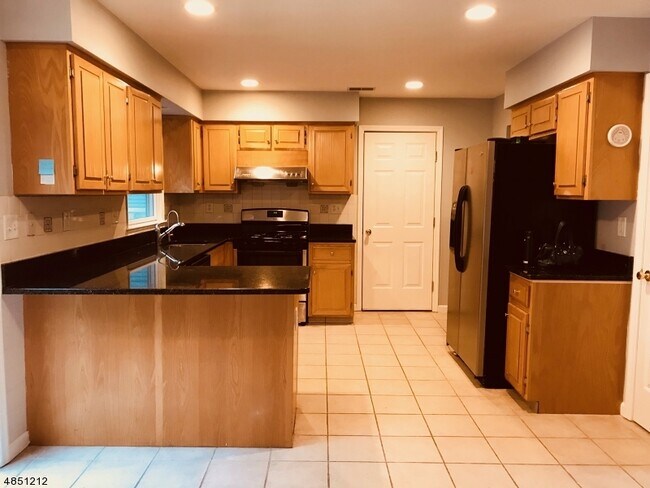 Foto del edificio - 91 Farmingdale Dr