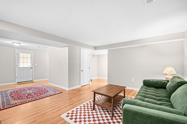 Foto del edificio - 2722 Woodley Pl