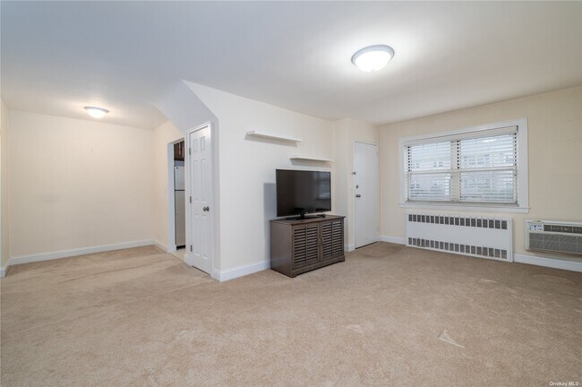 Building Photo - 411 Merrick Rd