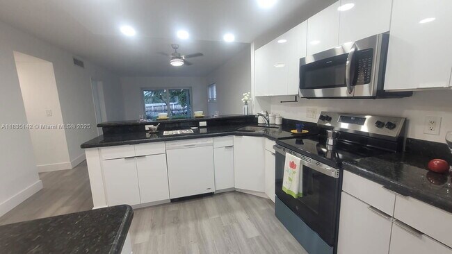 Foto del edificio - 1100 Pine Dr