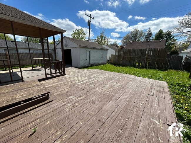 Building Photo - 3 Bed 1 Bath Eastside Home Available - Near St John Moross!