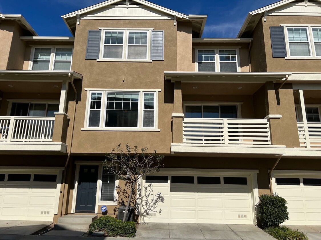 Foto principal - 2 bd / 2.5 ba - Gated Community Townhome -...