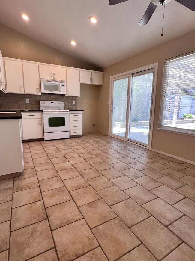 Building Photo - Charming 3 bedroom home
