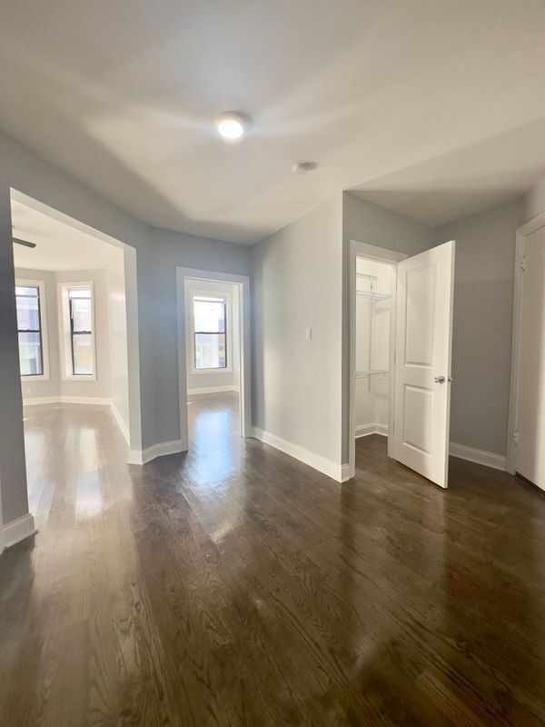 Foto del edificio - 908 W Montrose Ave