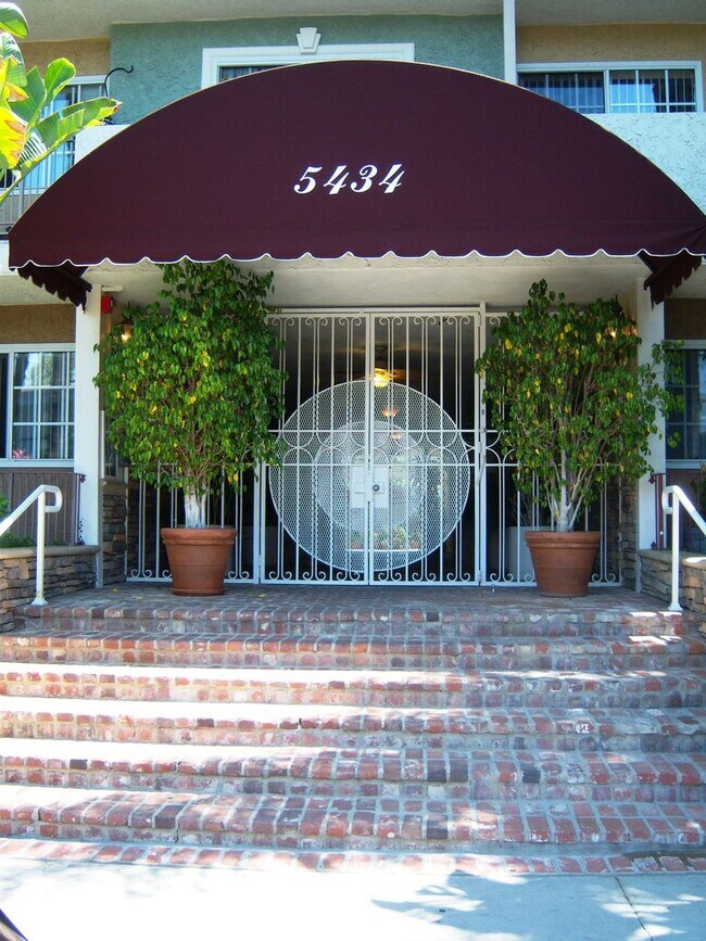 Building Photo - 5434 Zelzah Ave