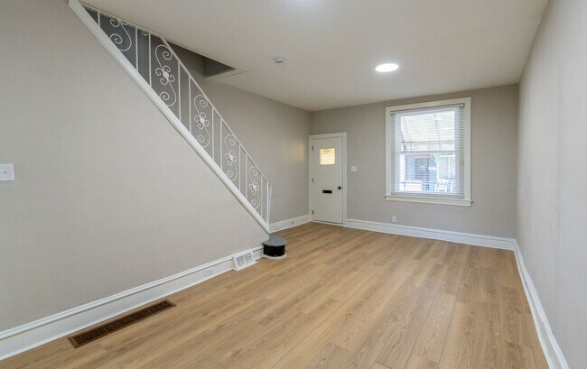 Building Photo - Newly Rehabbed beauty