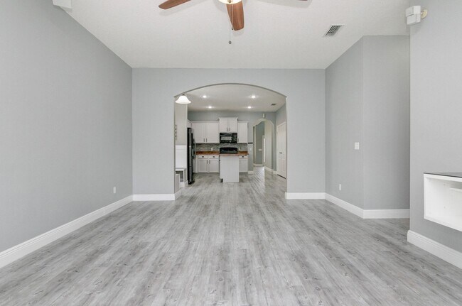 Foto del edificio - Beautiful Move-in Ready 4 bed/2bath home l...