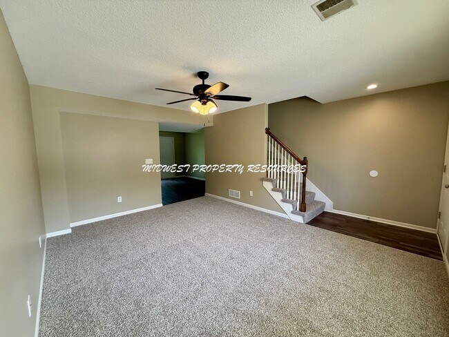 Foto del edificio - 2 Story Freshly Updated Duplex in Raytown