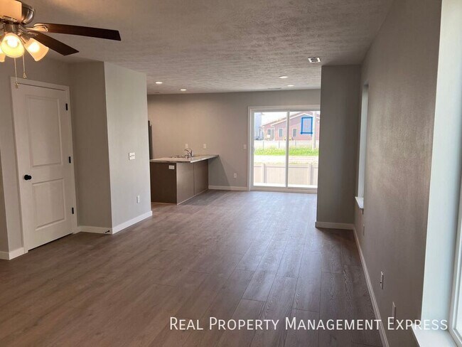 Foto del edificio - 3 Bedroom 1.5 Bathroom Townhome