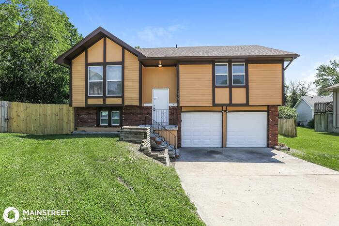 Primary Photo - 10721 McKinley Ct, Kansas City, MO 64134