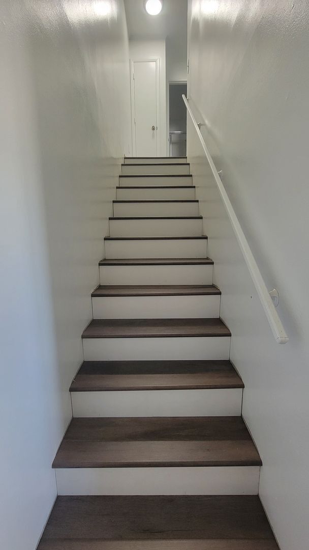 Building Photo - 2 Bedroom/ 1.5 Bath Townhouse Style Apartment in Newport