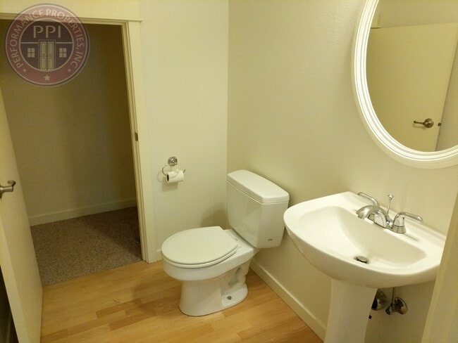 Building Photo - Gorgeous Large Home in North Portland, 3+ Bedrooms!! No Deposit With RHINO!!