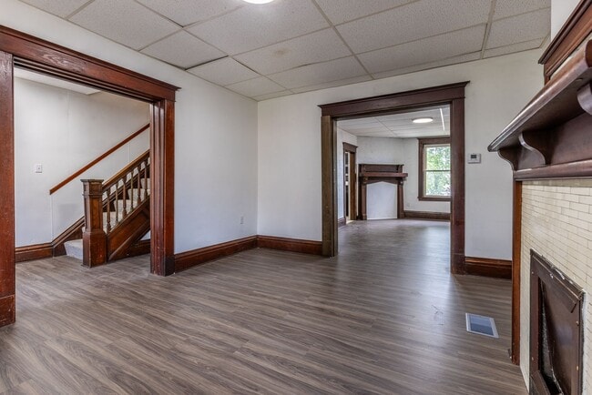 Building Photo - Available NOW - Charming 5 Bedroom Home w/...