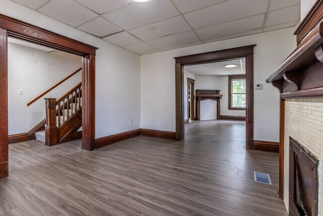 Foto del edificio - Available NOW - Charming 5 Bedroom Home w/...