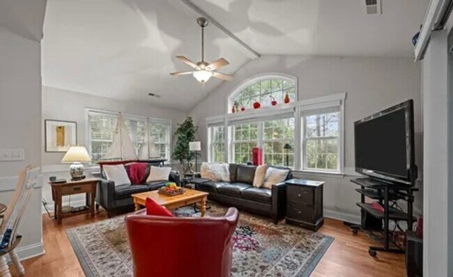 Foto del edificio - **Stately Brick Home in Fairfield Harbour | Tray Ceiling, Column, Bonus Room & Screened Porch**