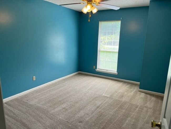 Foto del edificio - Spacious 4bedroom/2 bathroom home