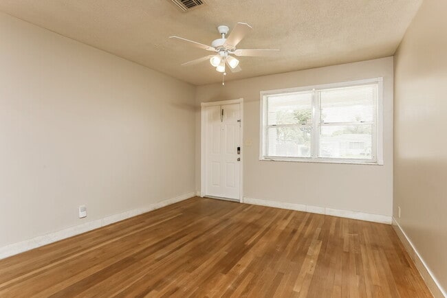 Foto del edificio - 2468 Wiley St