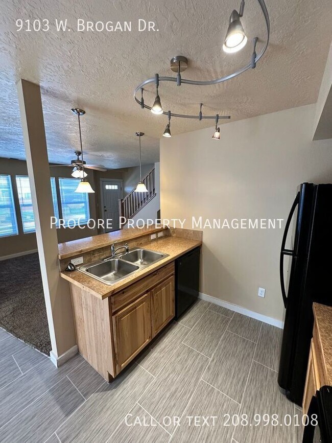 Building Photo - Close to Campus Comfort! Upgraded 2BR/2BA ...