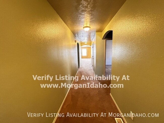 Building Photo - 1723 W Bayeux Dr