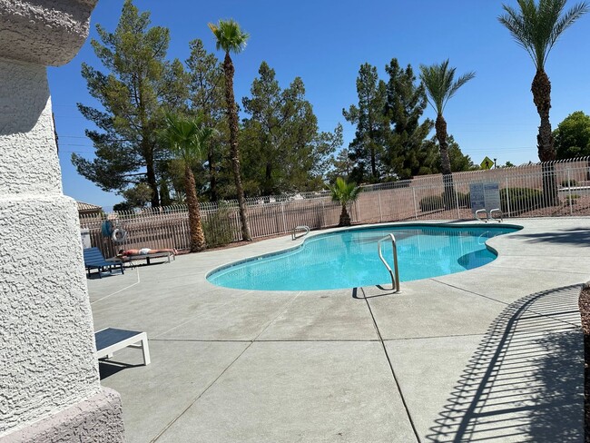 Building Photo - Henderson!! 3 Bedrooms!! 2 Car Garage!! Co...