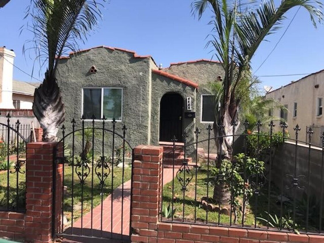 Primary Photo - Beautifully remodeled 2 bed/2 bath home in...