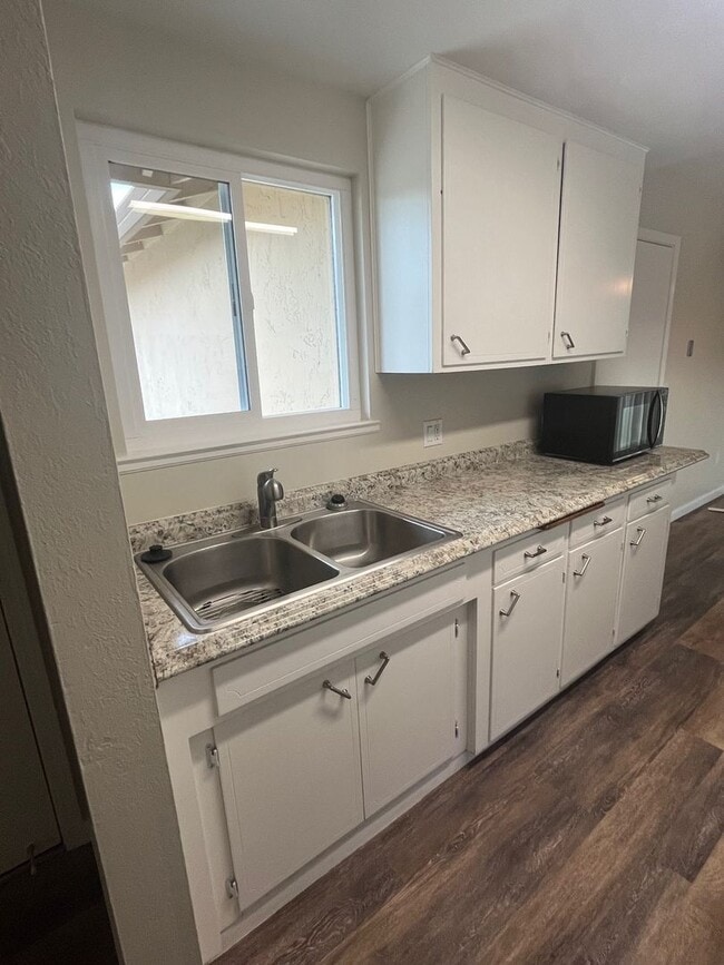 Building Photo - Single Level 3 bedroom 2 bathroom Home loc...