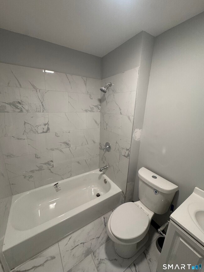 Building Photo - 95 New Canaan Ave