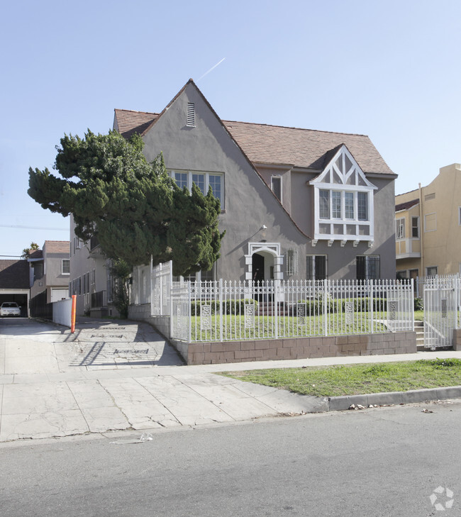 Building Photo - 128-128 1/2 S Catalina St