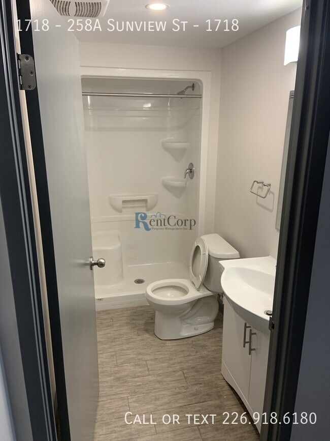 Building Photo - 258A-258A Sunview St