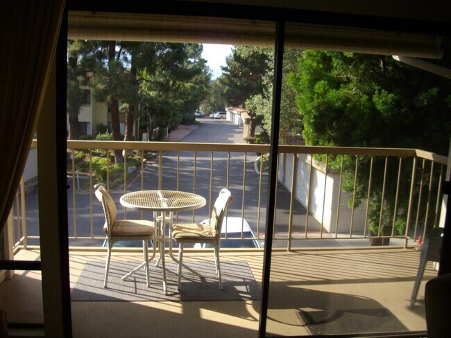 Foto del edificio - 12555 Oaks North Dr